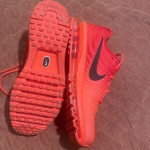 I’m selling a pair of orange reddish Nike Airmax sized 13